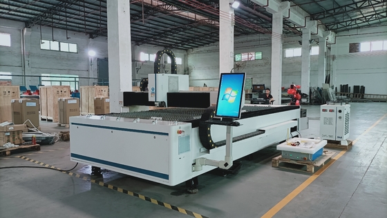 Warmverkauf Metalllaserprozess Laserschnitt Industrieanlagen Ausrüstung CNC-Faserlaserschneidemaschine 3015