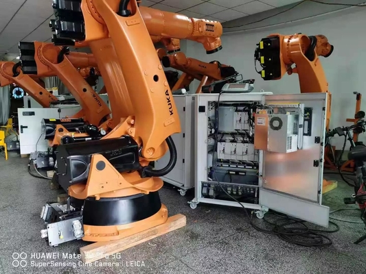 Schweißmaschine für die Laserschweißung von Kissenplatten aus Edelstahl mit KUKA-Automatik-Roboterarm