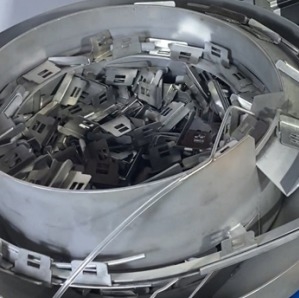Kundenspezifische 1500W automatische Laserschweißmaschine für die Schweißung von Spülbeckenklemmen